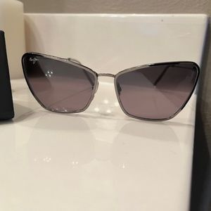 NEW/NEVER WORN: MAUI JIM PUAKENIKENI 823 SUNGLASSES